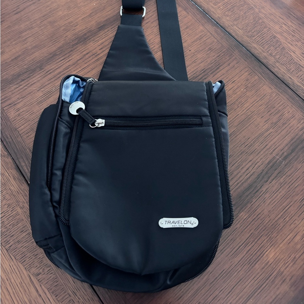 Travelon Anti-Theft Classic Small East/West Crossbody bag - Picture 5 of 12